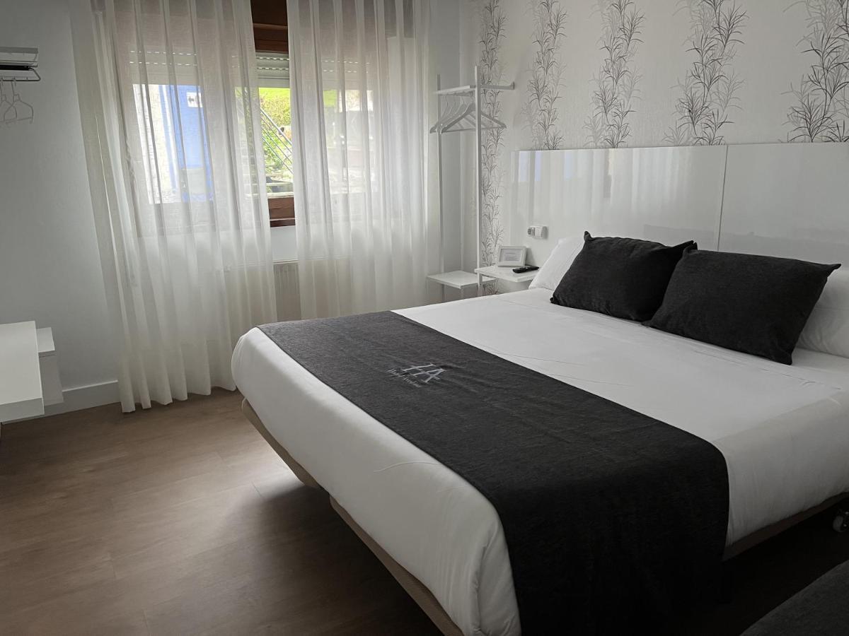 Hotel Avelina Onís エクステリア 写真