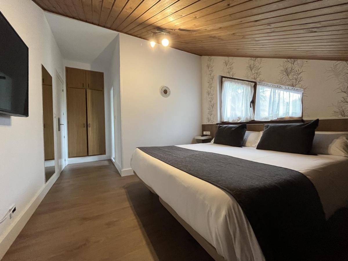 Hotel Avelina Onís エクステリア 写真