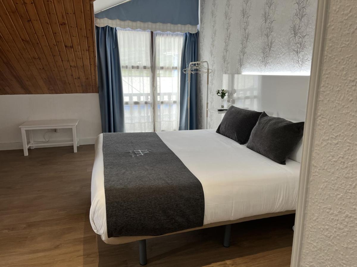 Hotel Avelina Onís エクステリア 写真