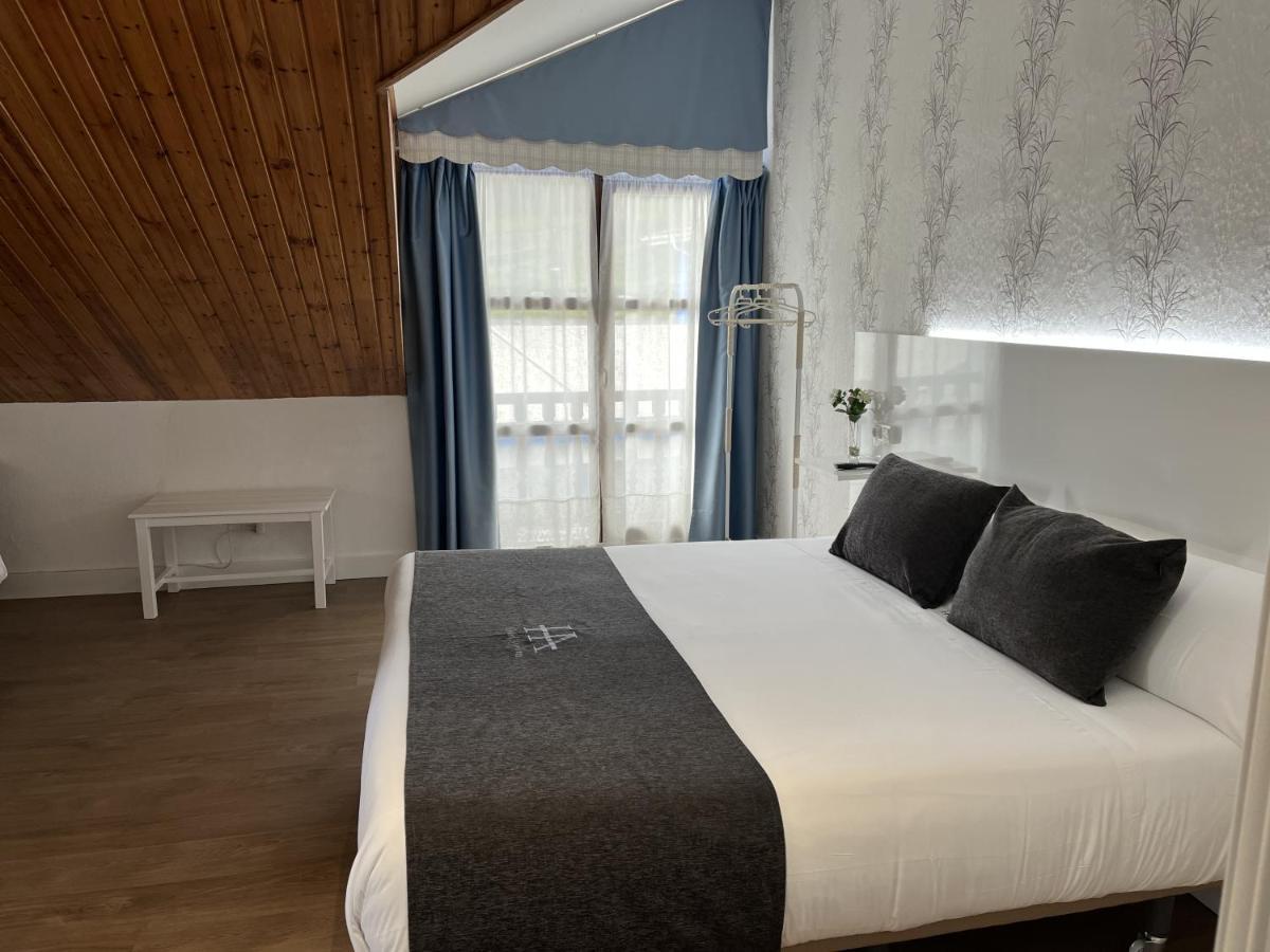Hotel Avelina Onís エクステリア 写真